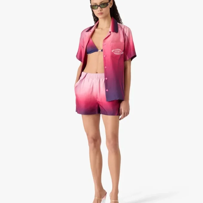 Auberginefarbenes Seidenhemd mit kubanischem Kragen und kurzen Shorts