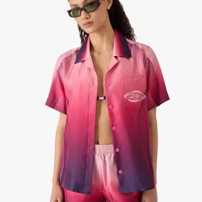 Auberginefarbenes Seidenhemd mit kubanischem Kragen und kurzen Shorts