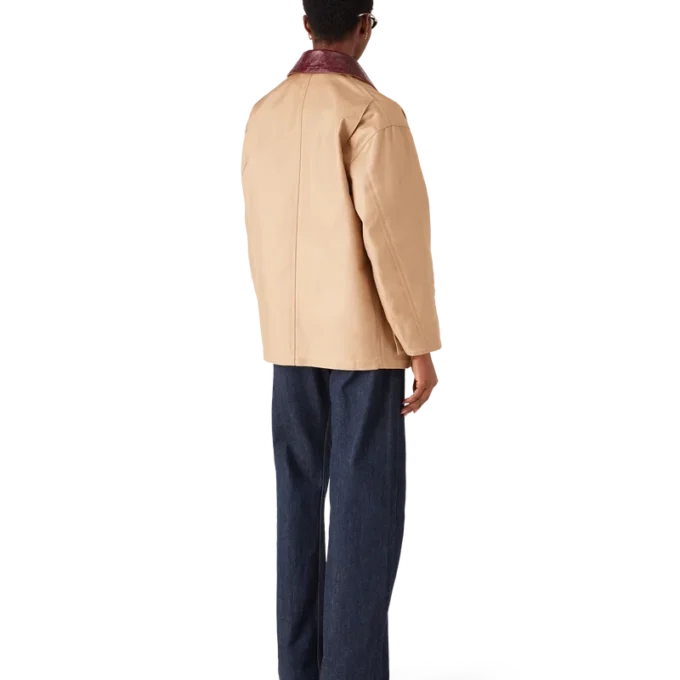 Beigefarbene Arbeitsjacke