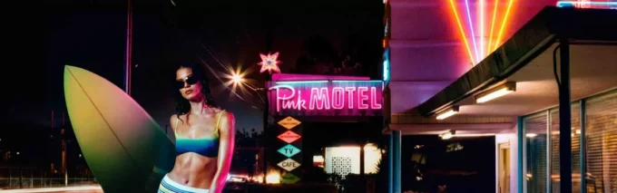 Bikini-Oberteil mit wellenförmigem Monogramm