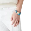 Blaues Perlenarmband mit Knoten