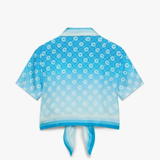 Blaues, verkürztes Seidenhemd mit Monogramm-Knoten und Farbverlauf