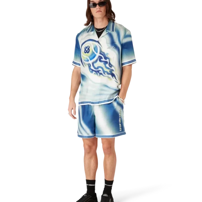 Das „Art of the Serve“-Seidenhemd mit kurzen Shorts