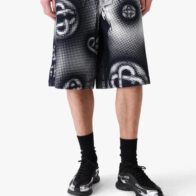 Denim-Shorts mit perlmuttfarbenem Monogramm