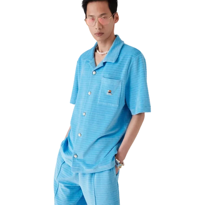 Gestreiftes Kurzarm-Shorts-Hemd aus Velours