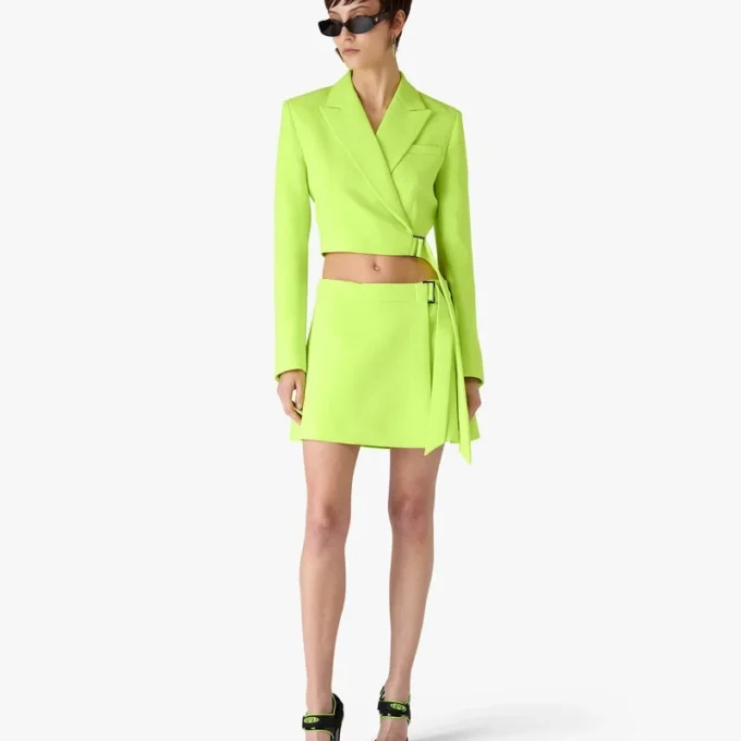 Grüne, maßgeschneiderte Jacke aus Krepp Grüne, maßgeschneiderte Jacke aus Krepp