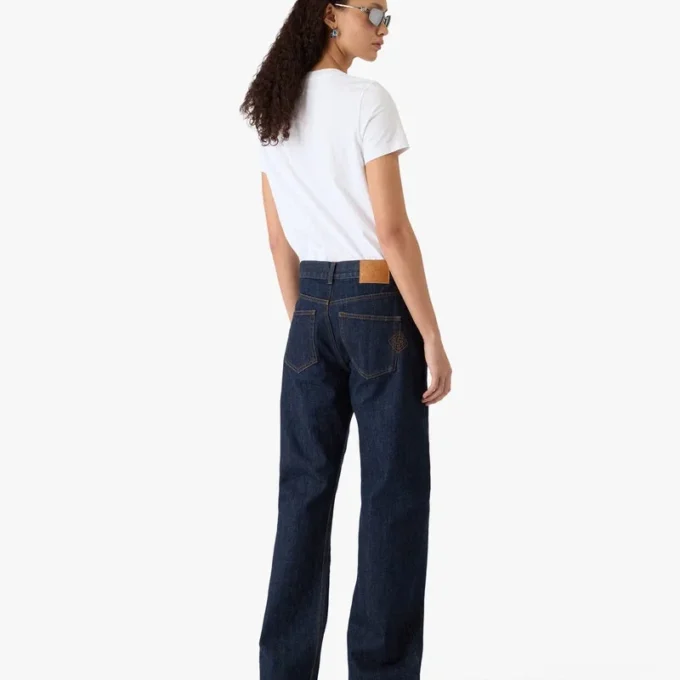 Klassisches, tailliertes Kurzarm-T-Shirt mit Stickaufnäher in Shorts