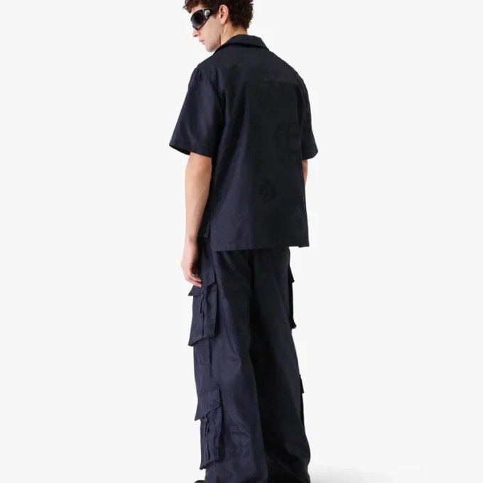 Marineblaues Kurzarmhemd mit Halbton-Monogramm