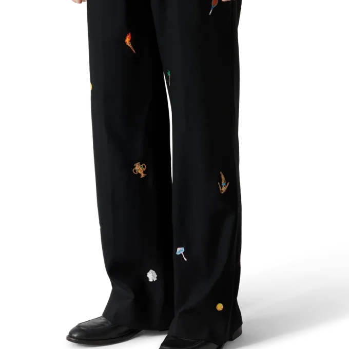 Maßgeschneiderte Wollhose mit gesticktem Motiv