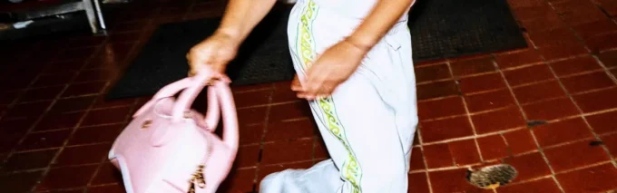 Rosa Perlenarmband mit Knoten