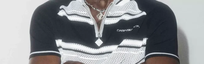 Kurzärmeliges Poloshirt mit Reißverschluss und metallischen Mesh-Streifen auf den Shorts