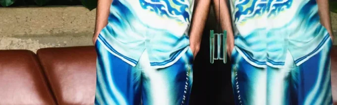 Das „Art of the Serve“-Seidenhemd mit kurzen Shorts