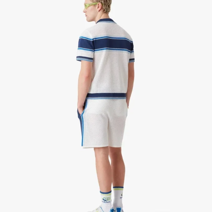 Weiß-blau gestreiftes Mesh-Poloshirt mit kurzen Shorts