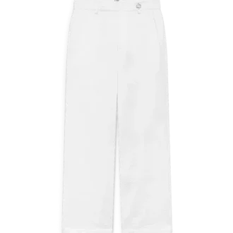 Weiße Chino-Hose mit Monogramm