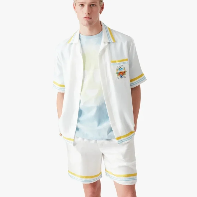 Weißes Seidenhemd mit kurzen Ärmeln und Tennis-Motiv