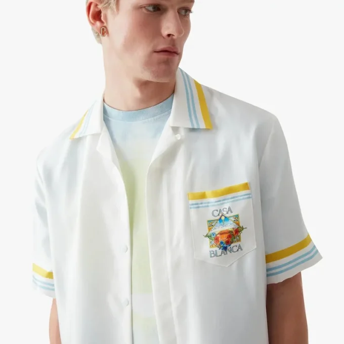 Weißes Seidenhemd mit kurzen Ärmeln und Tennis-Motiv