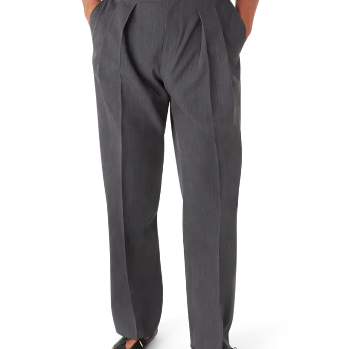 Wollhose mit Gürtelschlaufen an den Hosenbeinen